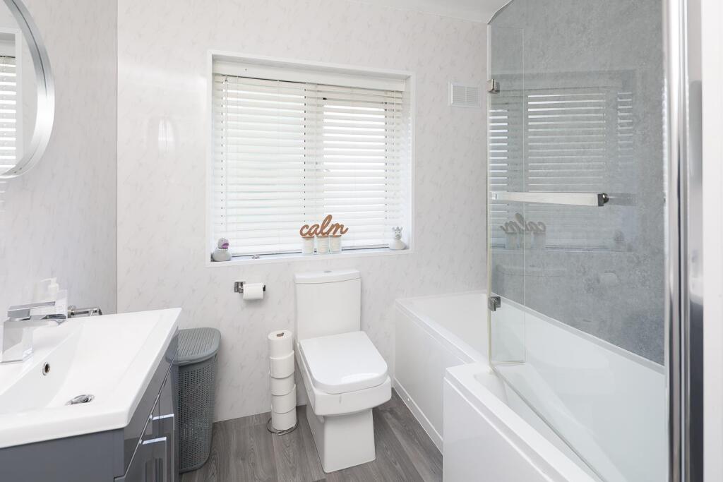 28 Fordfield Road bathroom-2.jpg