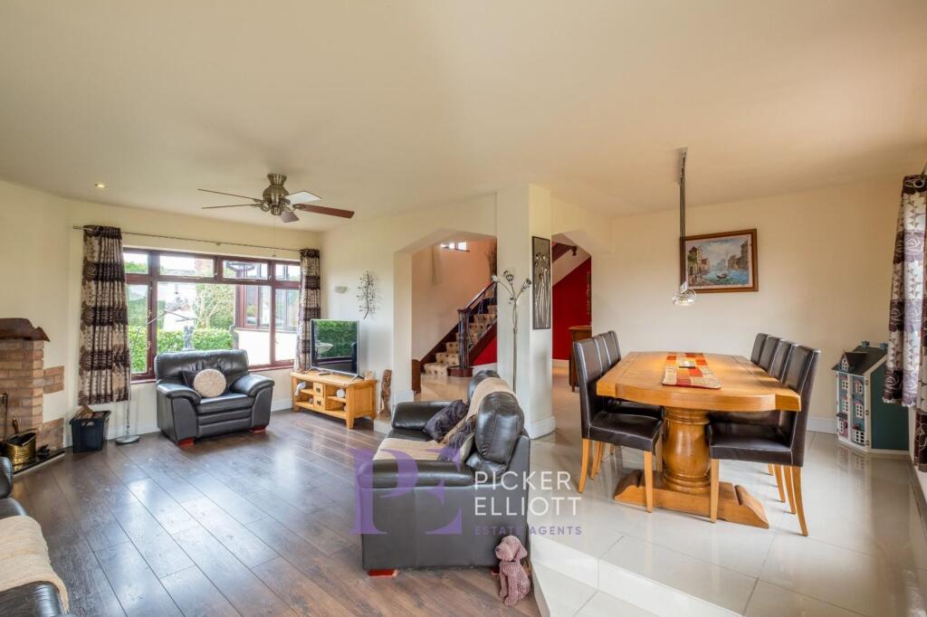 Main Lounge / Dining Area