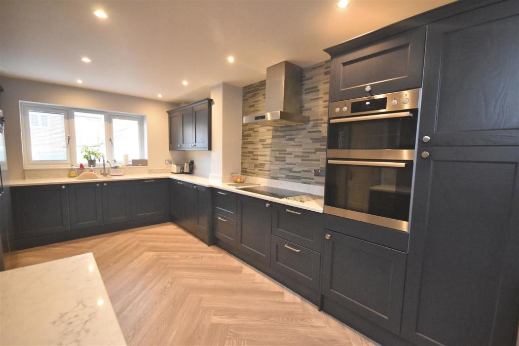 Kitchen 2.jpg