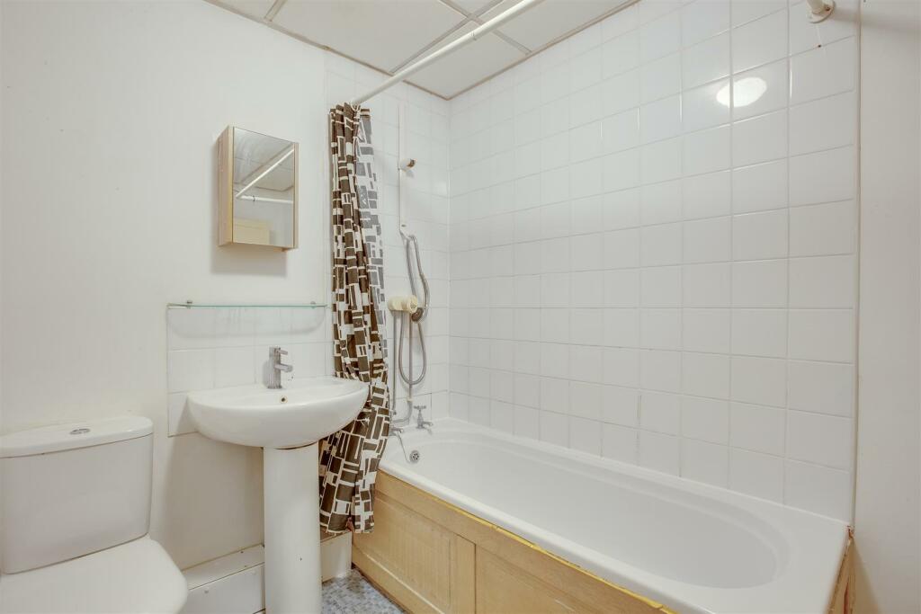 Flat 4, 22 Priory Avenue, HP13 6SH-5.jpg