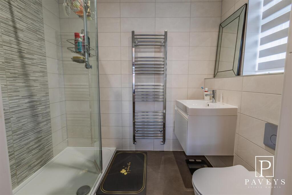 EN-SUITE SHOWER ROOM