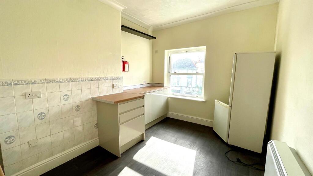 KITCHEN/ BREAKFAST ROOM