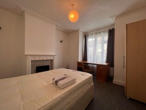 3 Totland Road - Bedroom 1 (1)