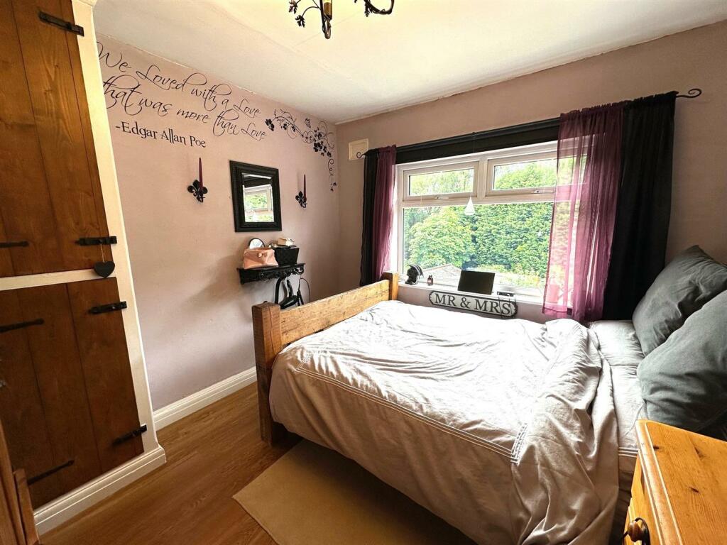 Bed 1.jpg