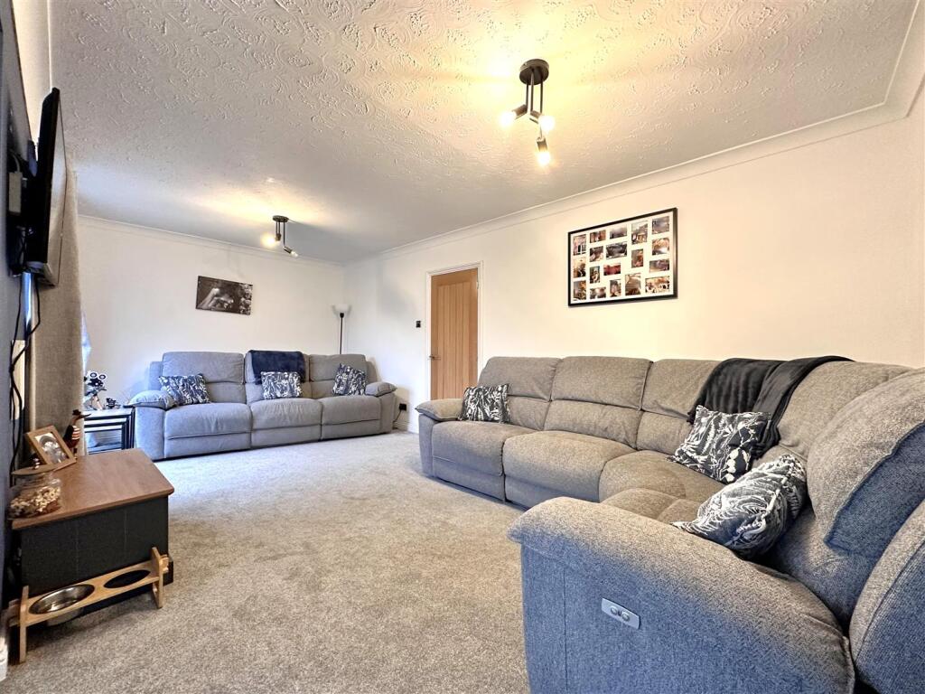 Spacious Reception Room 038