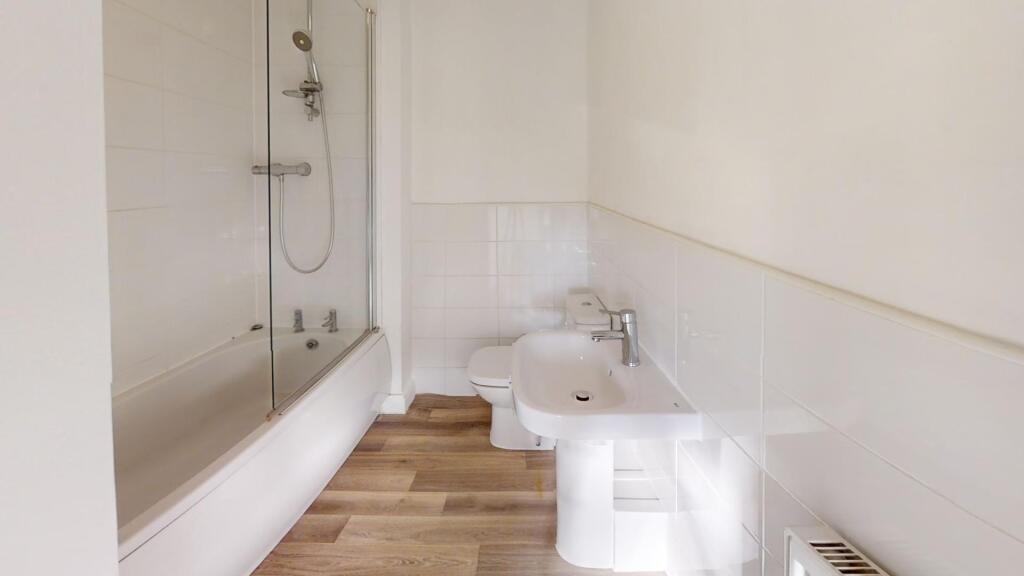 52-Yarn-Close-Bathroom.jpg
