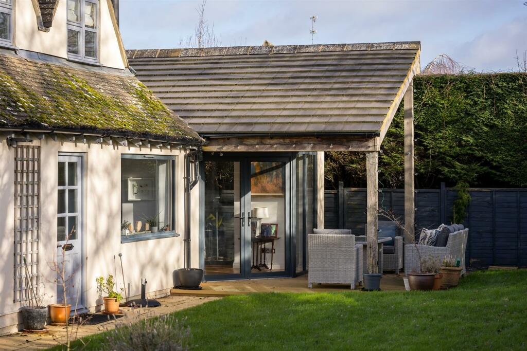 11 - Leah House - SN6 6LQ - Web.jpg