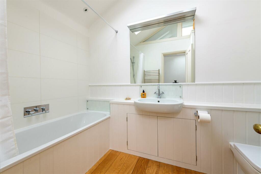 32 Railway Side Bath.jpg