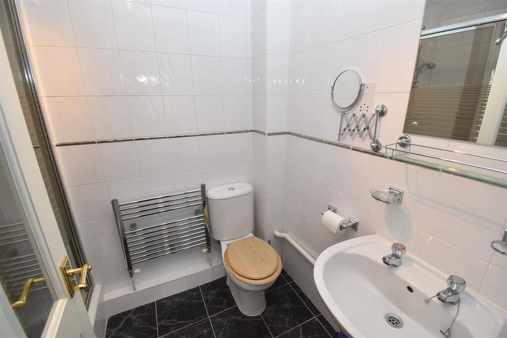 Ensuite.JPG