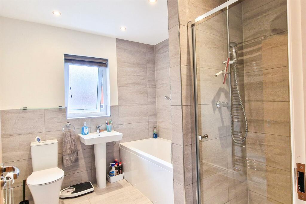 Main Bathroom.jpg