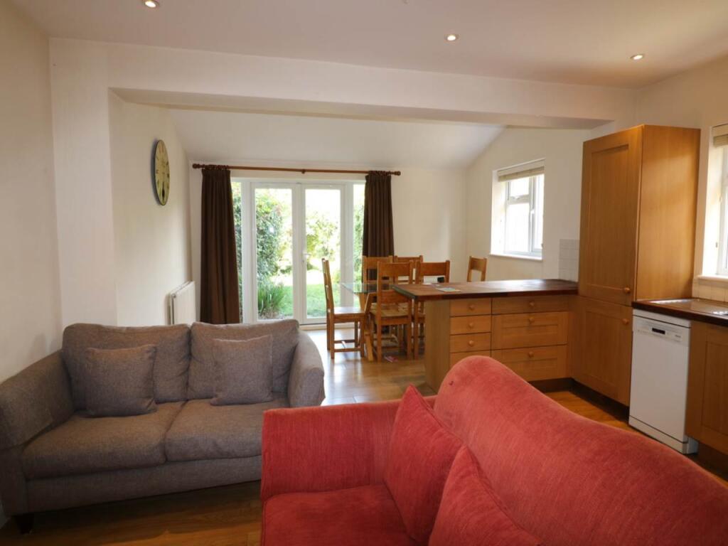 Living Area/Dining