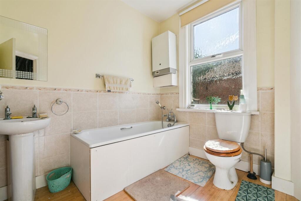 77 Courtney Road SW19 bathroom.jpg