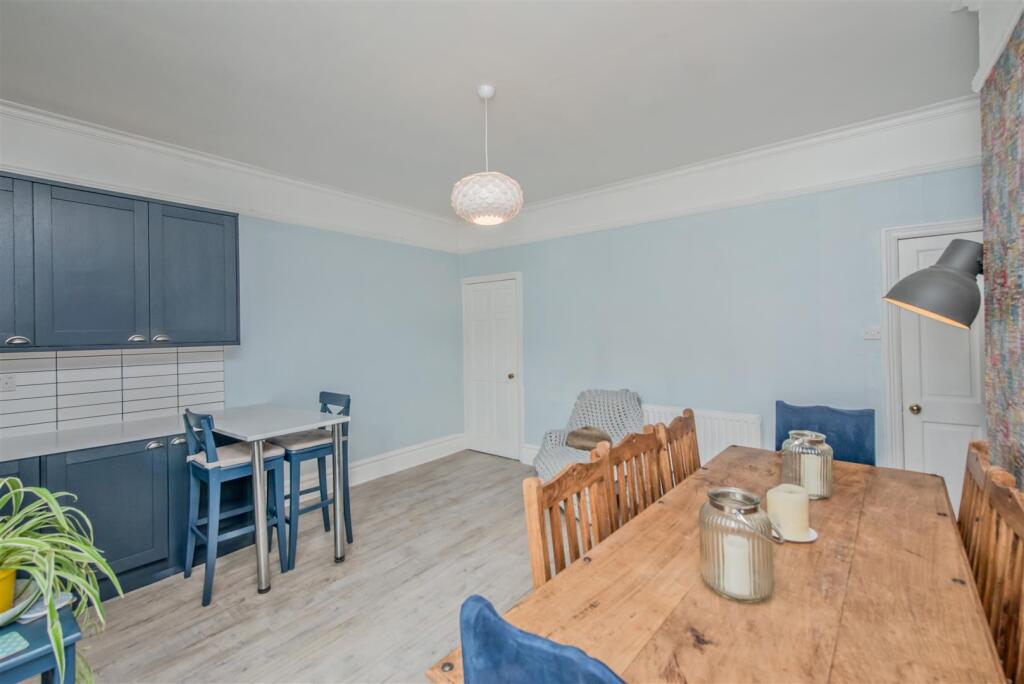 Fitted Dining Kitchren: