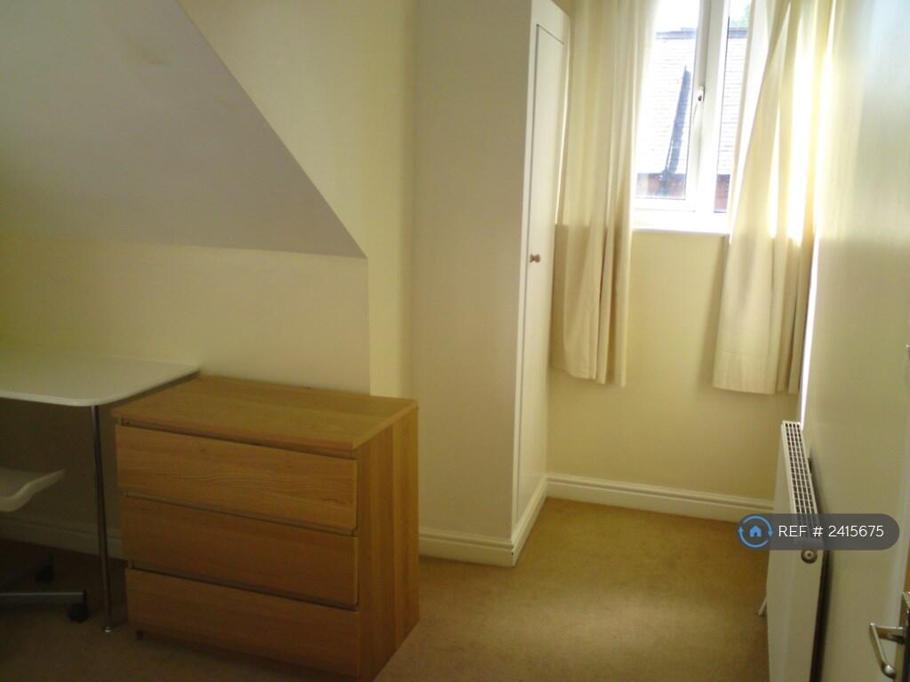 2nd Floor Double Bedroom (Alt View)