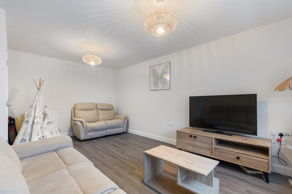 27 Riverside Lane, W