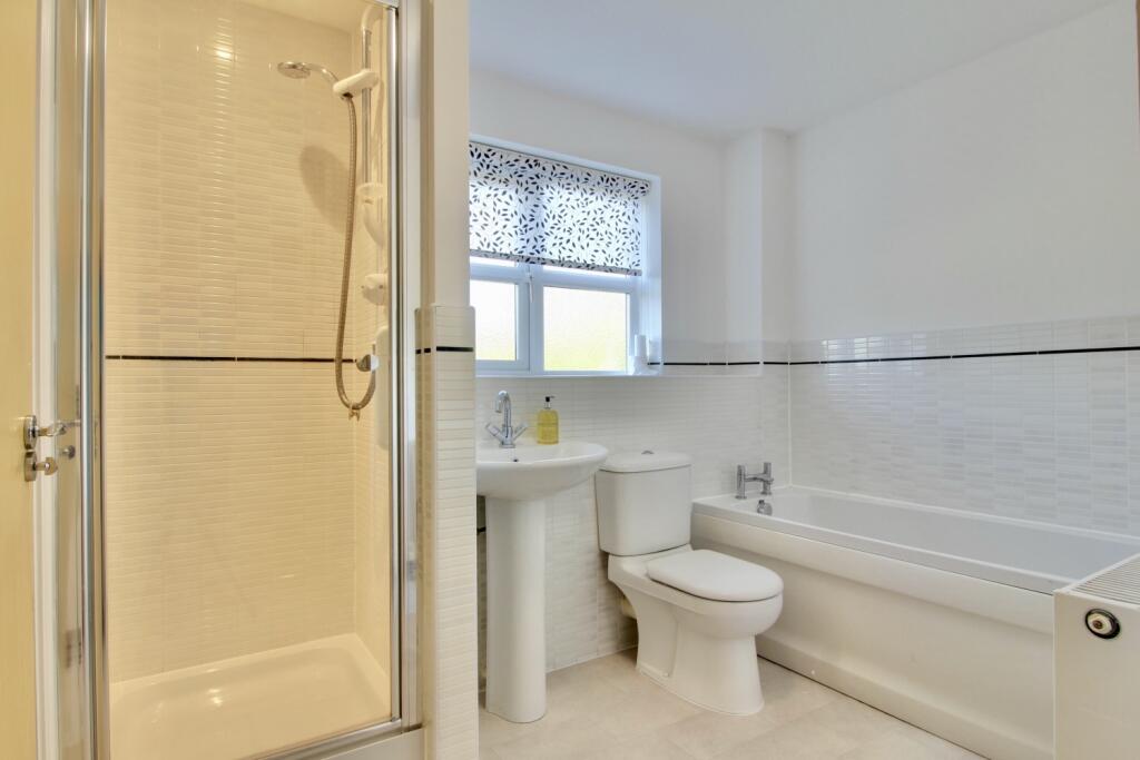 Shared Ensuite Bathroom - Gus Critchlow EweMove Hi
