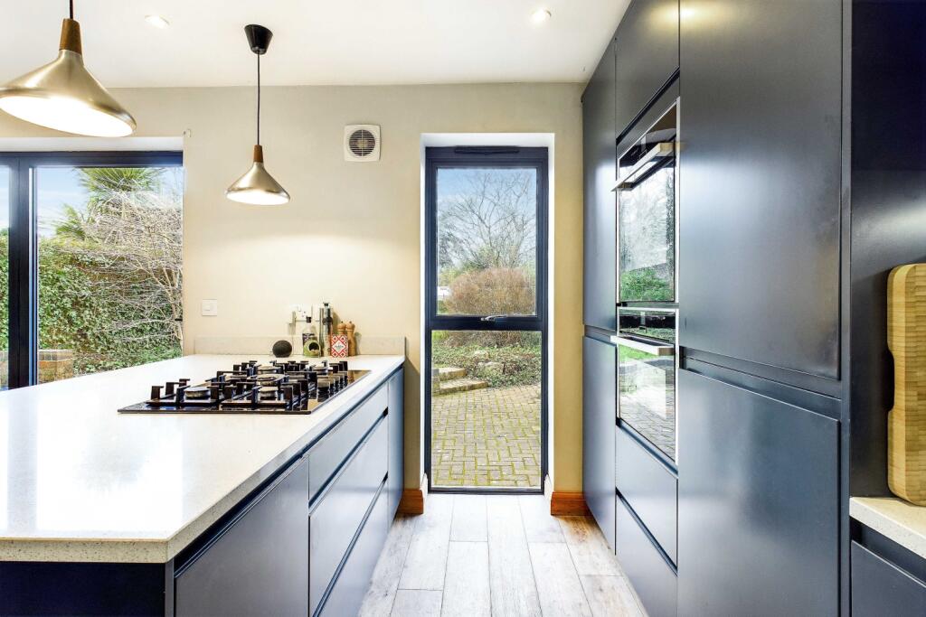 CAM03162G0-PR0203-STILL026