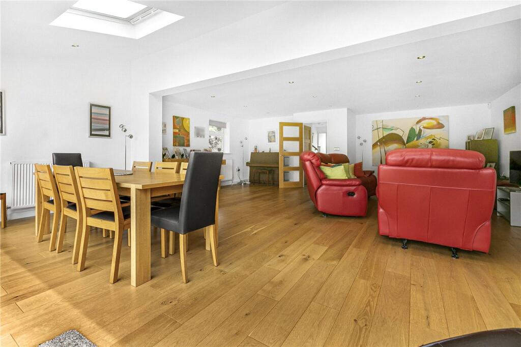 Lounge/Dining