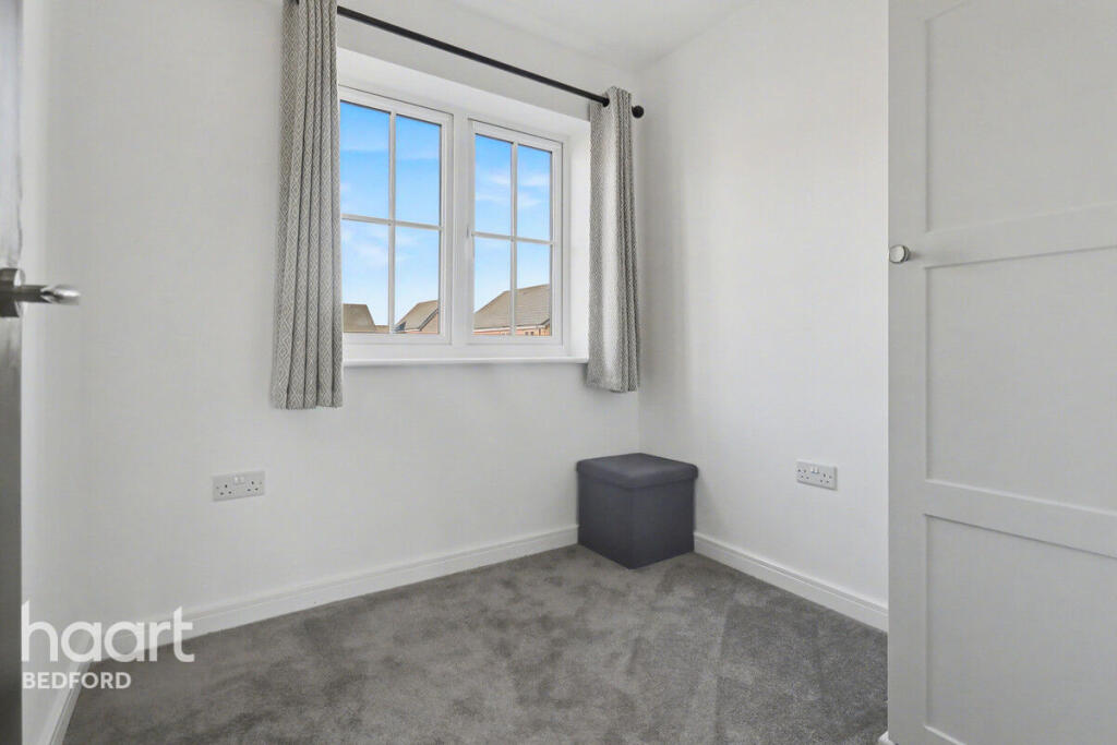 Wallis Avenue, Bedford