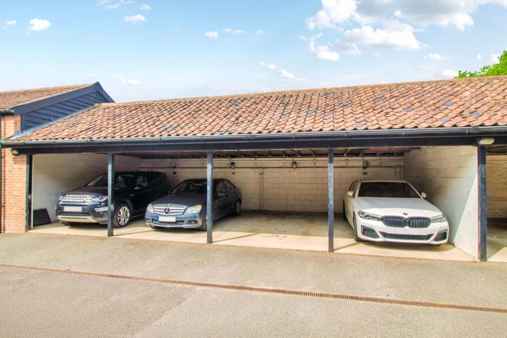 8 St. Edmundsbury Mews [Cartlodge] 01.jpg