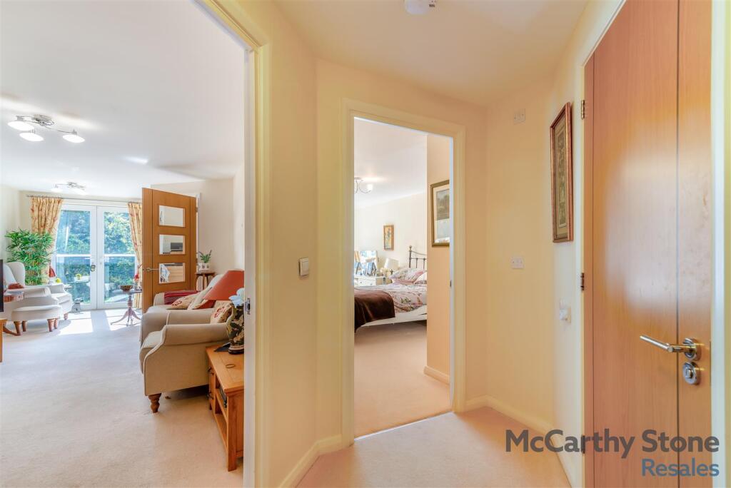 8643282-interior10.jpg
