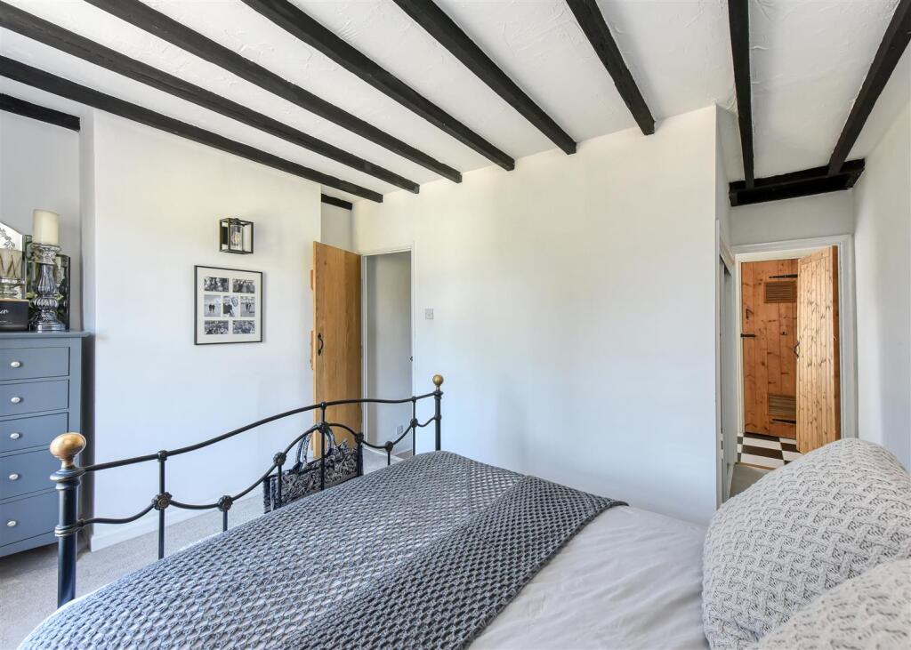 62 Sedgley Road-bed1b.jpg