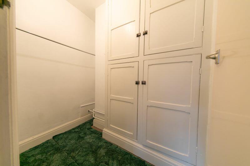 Linen room/Walk in wardrobe