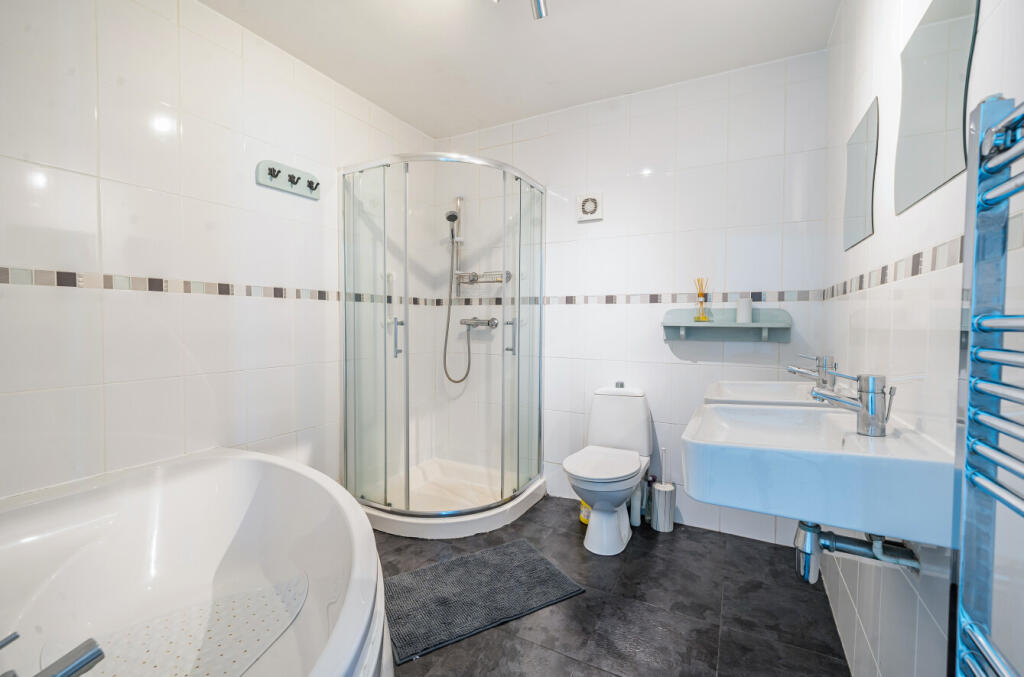 1284104-15-682b52...