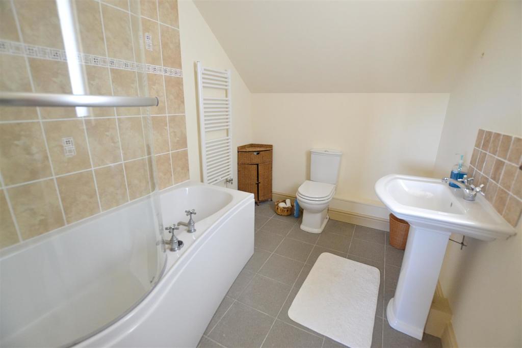 master ensuite.JPG