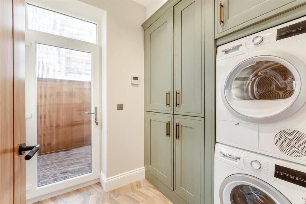 8672135-interior06.jpg