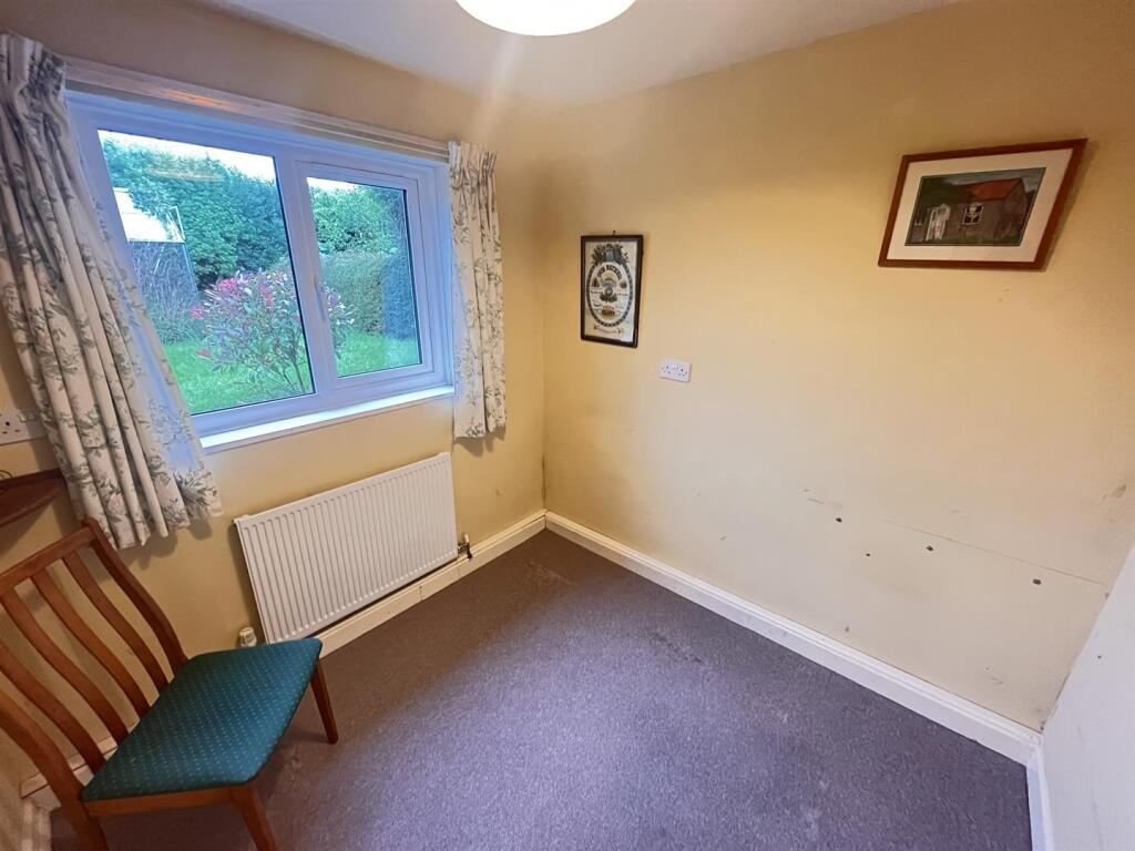 Ground floor single bedroom / study