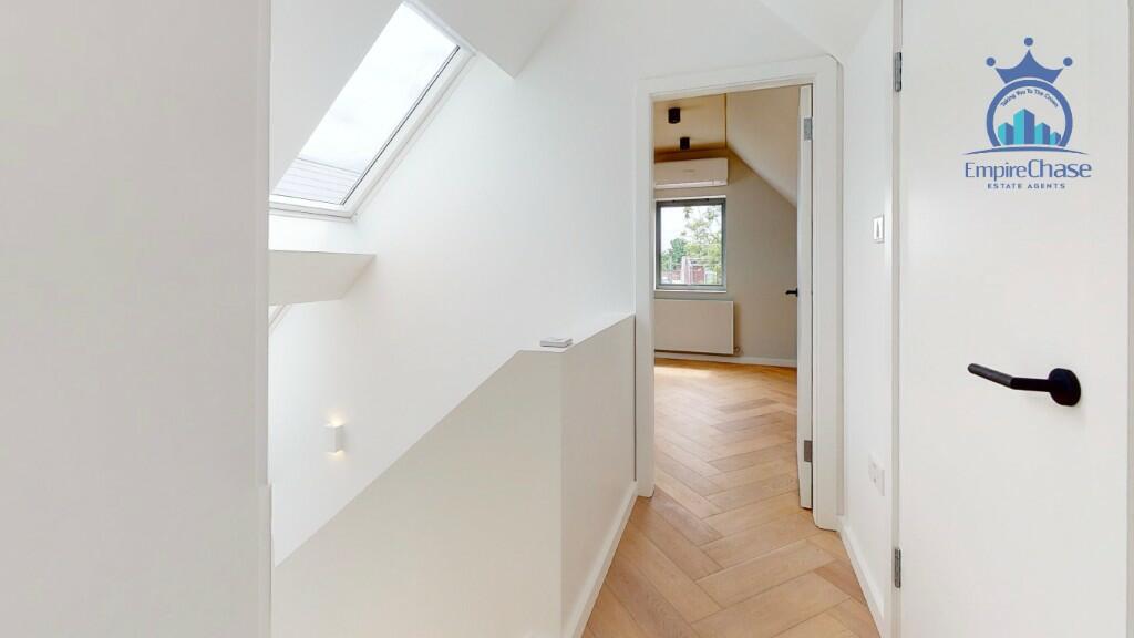 Hallway (2nd floor)
