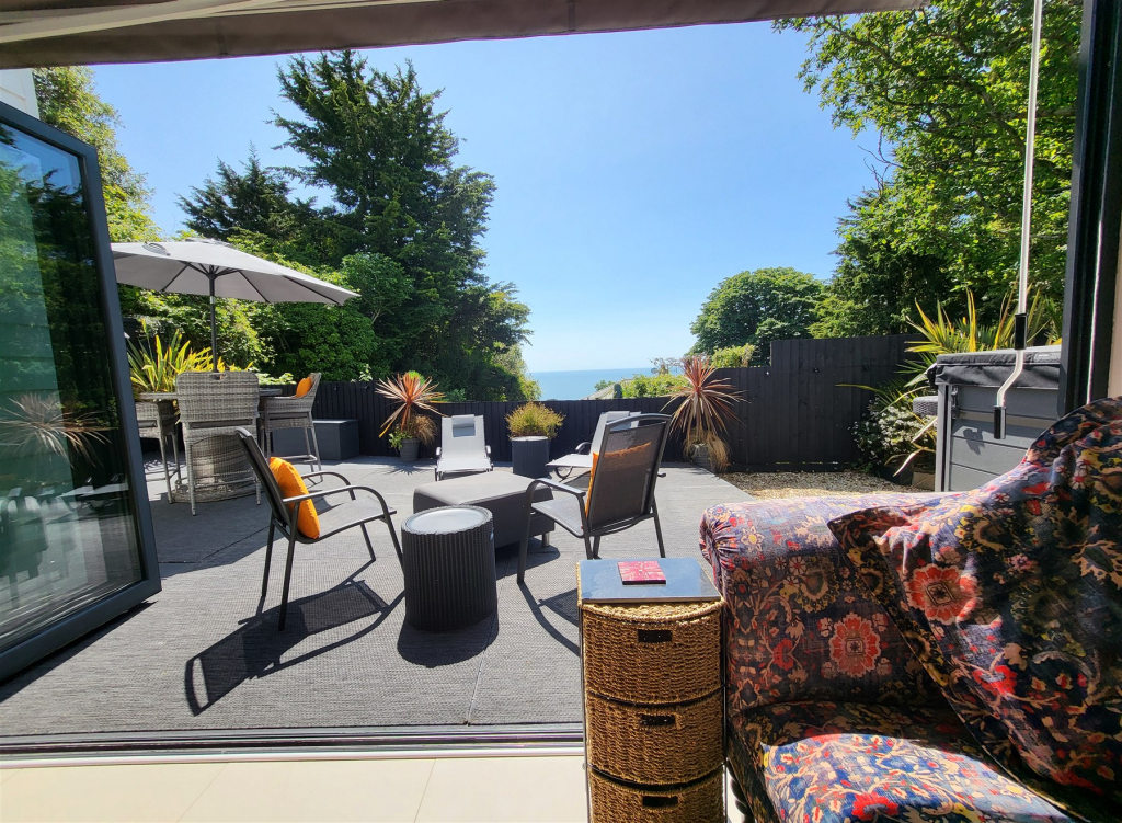 Lounge To Garden***