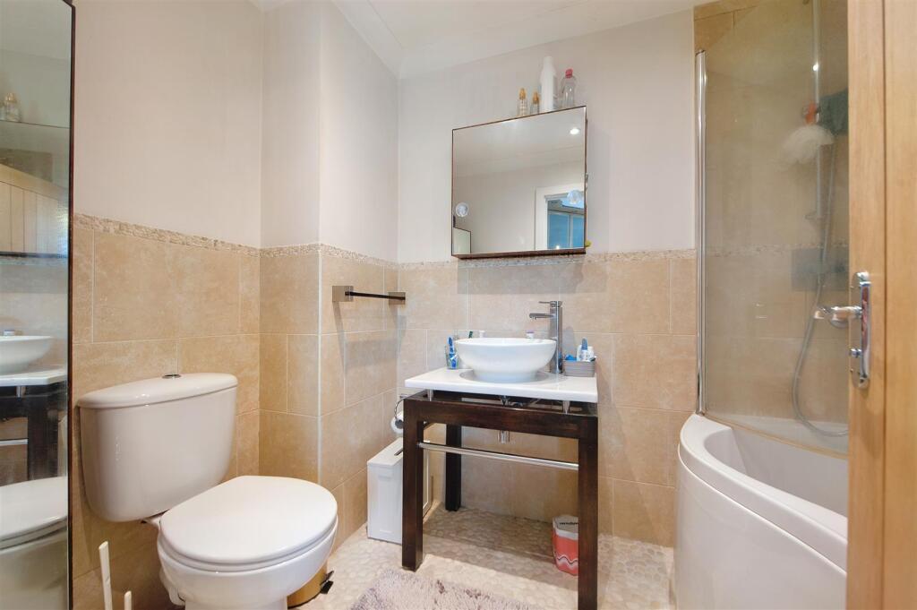 Principal En-suite.jpg