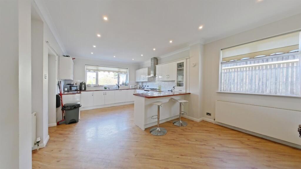 KITCHEN/BREAKFAST ROOM