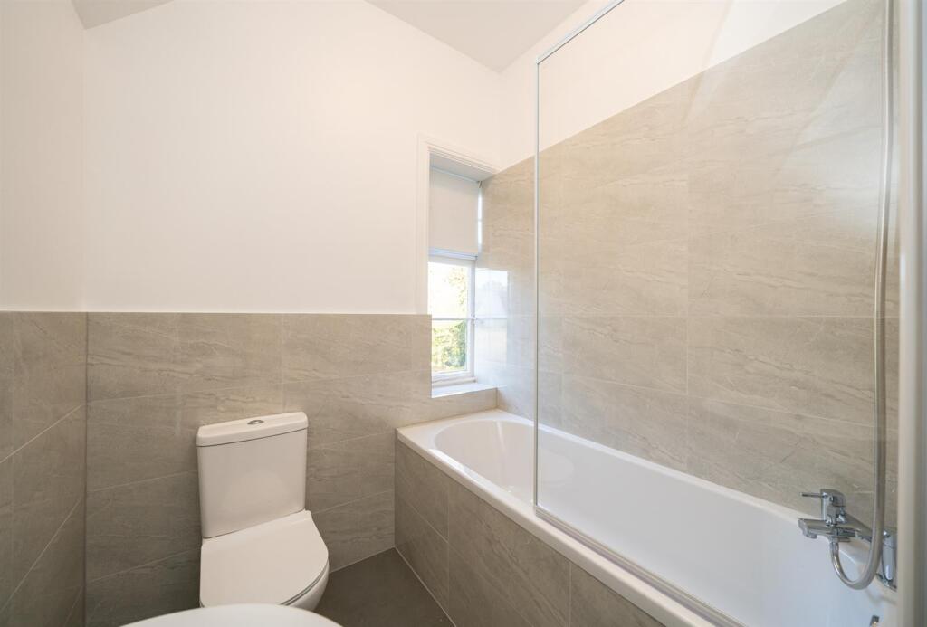 Golden-Parsonage-Lodge-8642-  bathroom .jpg