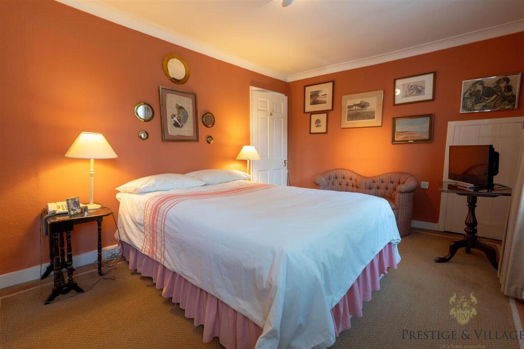 BEDROOM 2