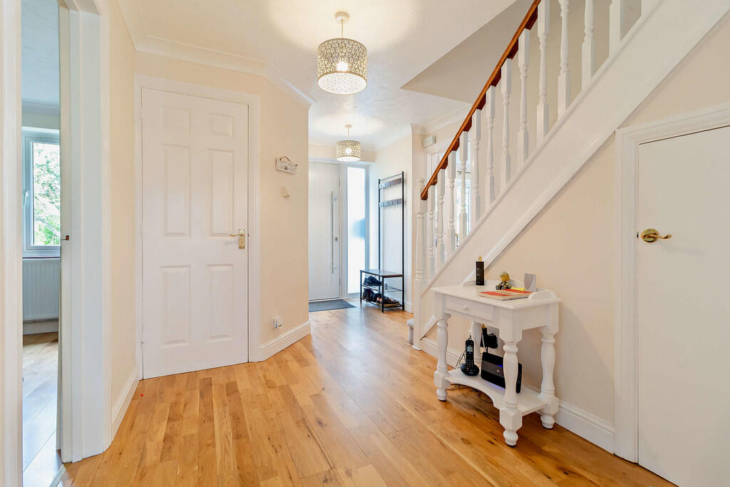 8567748-interior2...