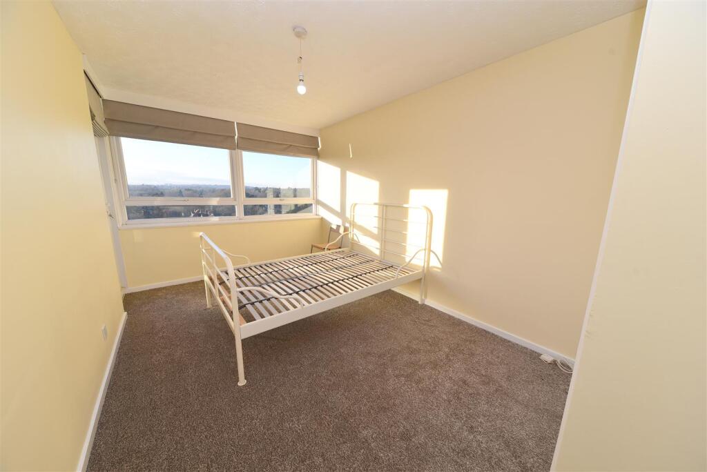 bedroom 1.JPG
