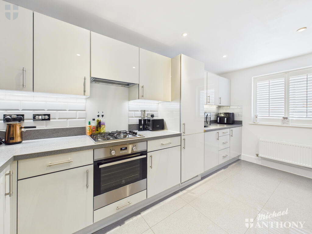 CAM03852G0-PR0432-STILL017