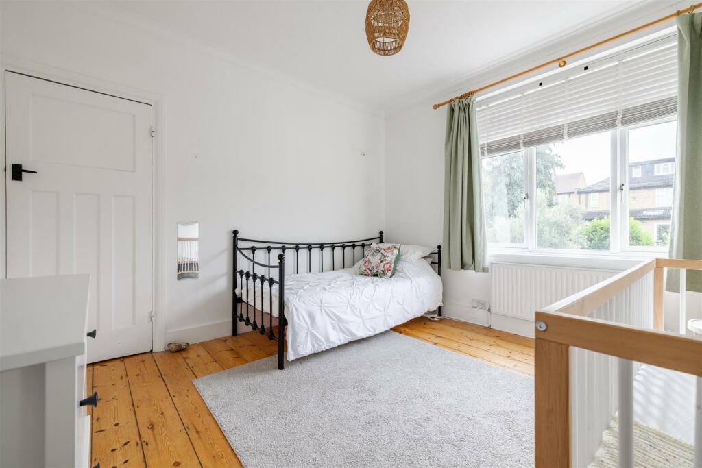Thornwood Close, E18