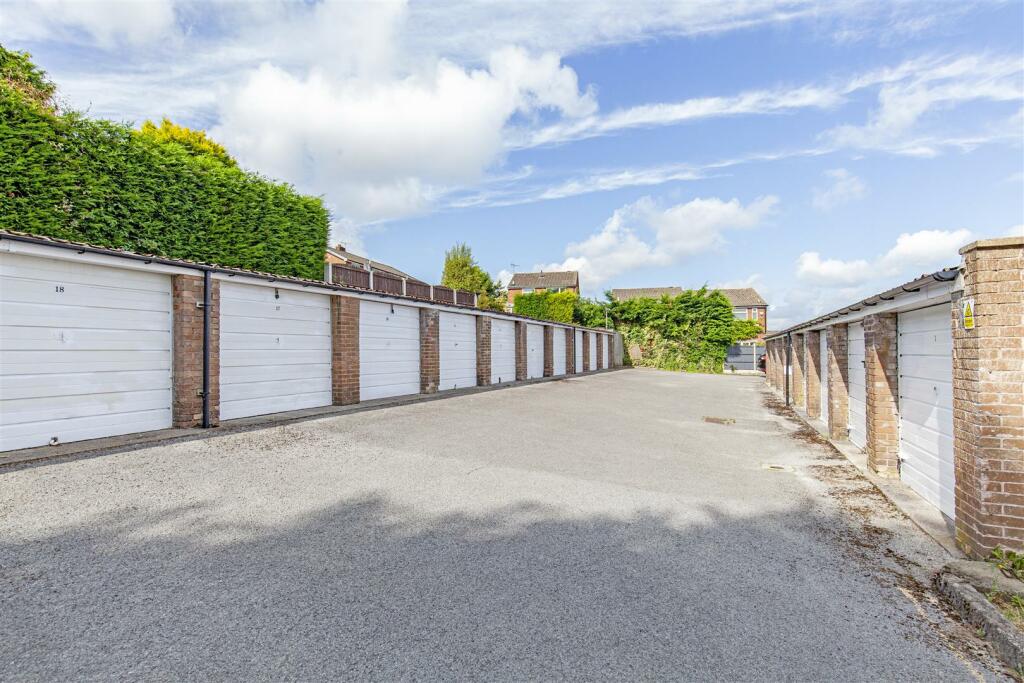 Garage in Block
