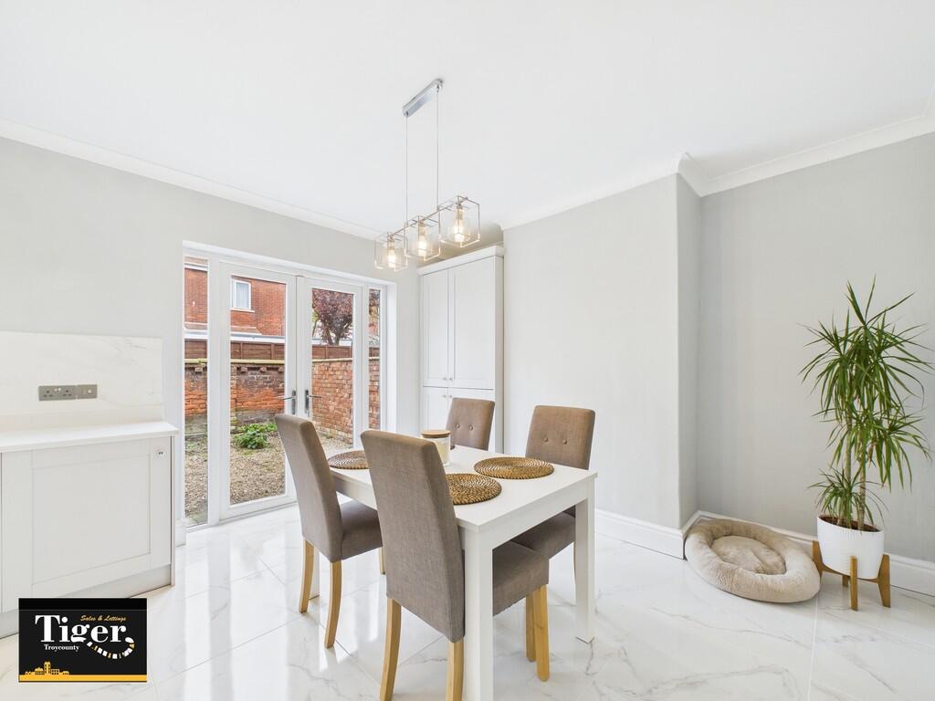 CAM02176G0-PR0551...