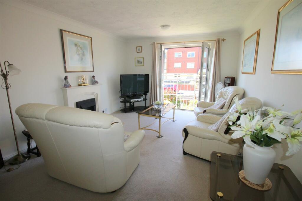 Lystra Court, 17 - Lounge 1.JPG