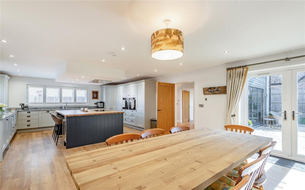 Kitchen/ Dining Area