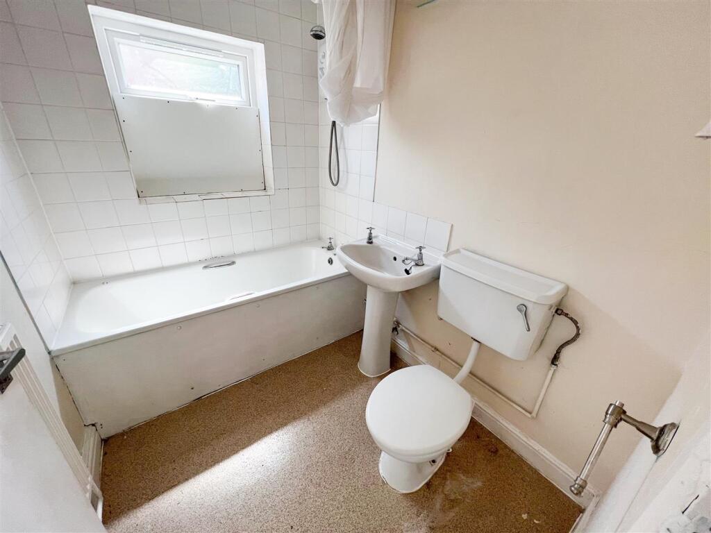 GROUND FLOOR BATHROOM