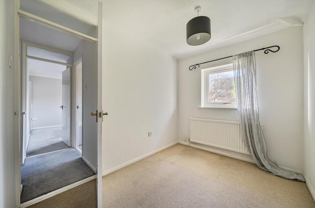 31 Harmans Way, Weedon