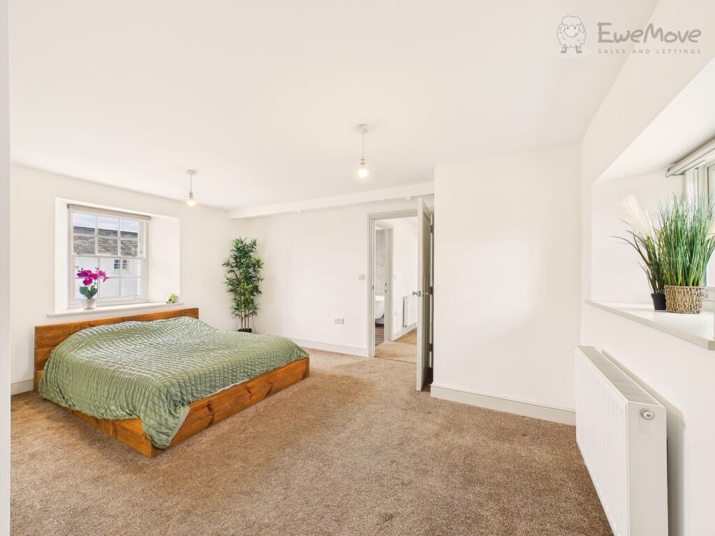 CAM03640G0-PR0061-STILL024