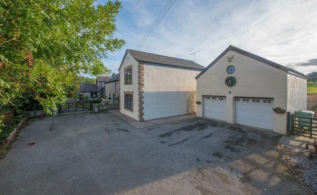 DETACHED DOUBLE GARAGE