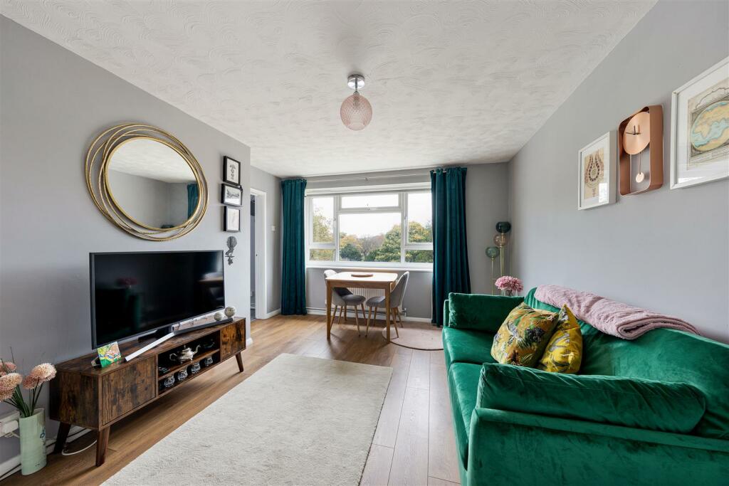 Forest View Road E12
